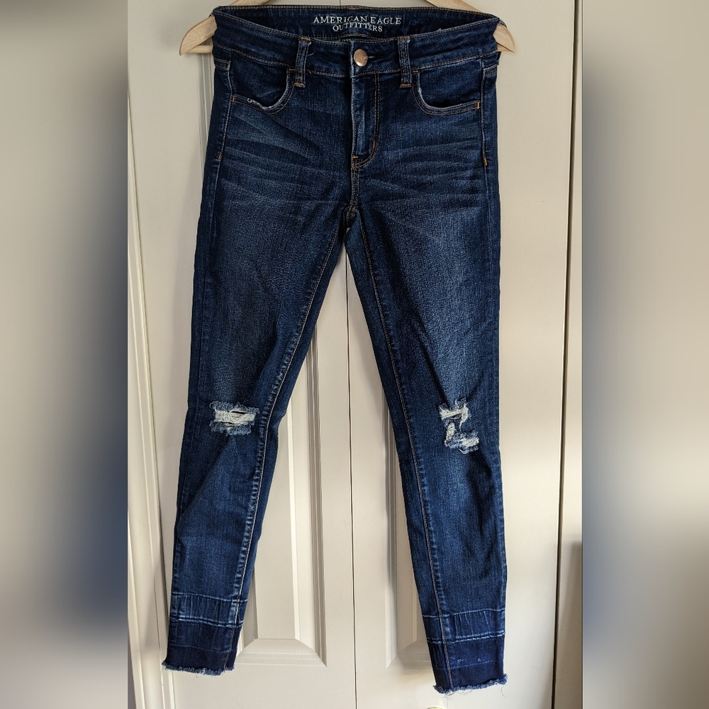 American eagle size 4 super stretch distressed jeggings